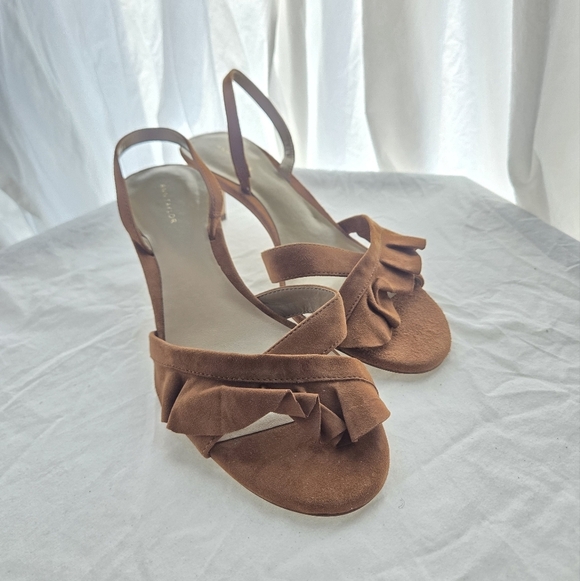 Pretty Ruffle Sandals EUC - Picture 8 of 8